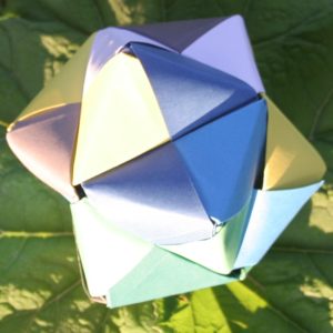 Een stervorm gevouwen van gekleurde stroken papier